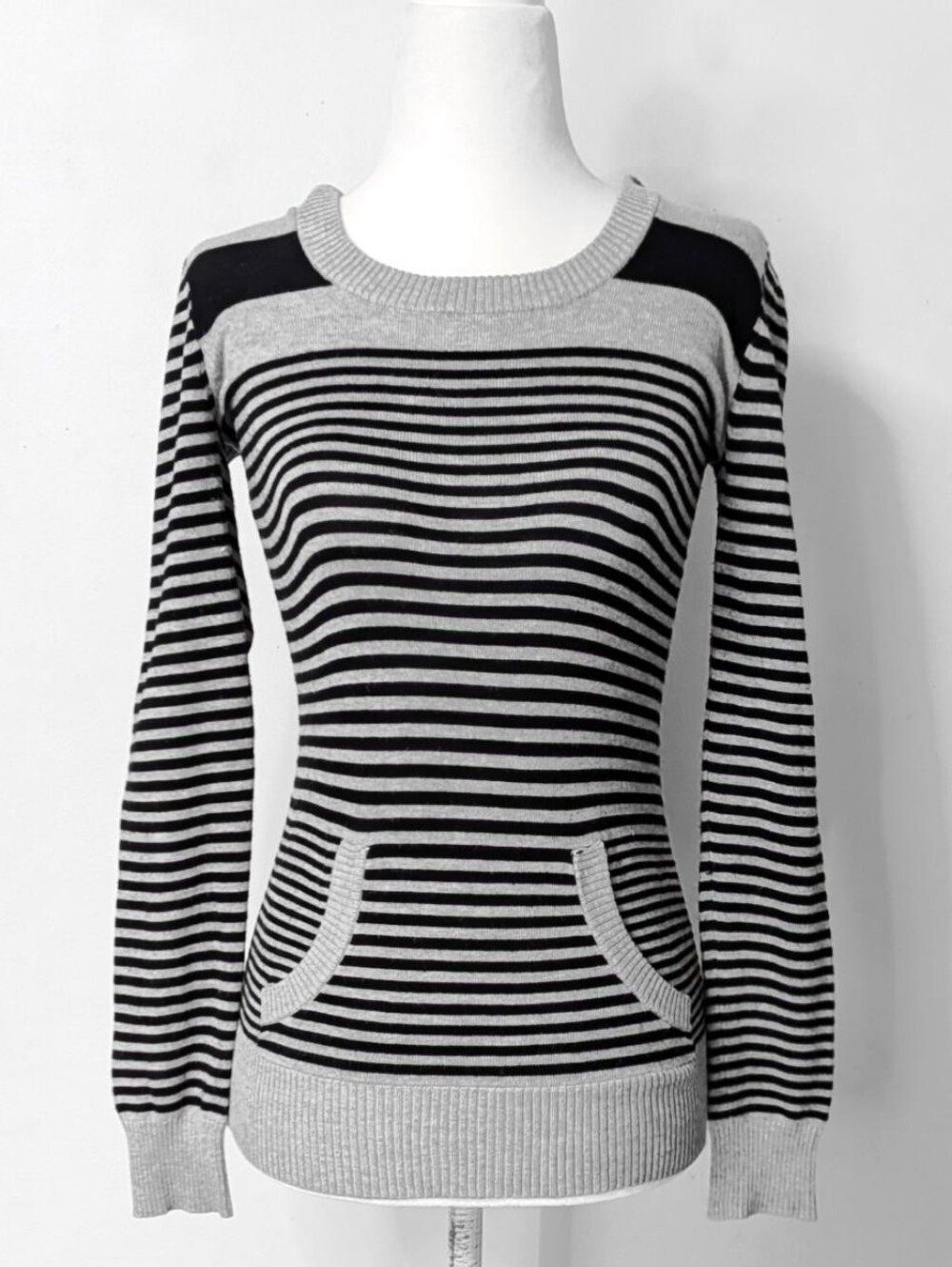 2000s Rue 21 Black & Gray Y2K Hooded Striped Long Sleeve Top | Size M
